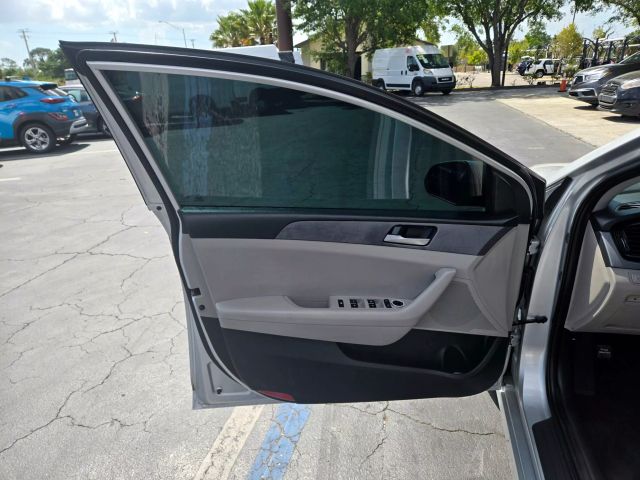Vehicle image 8 of 25
