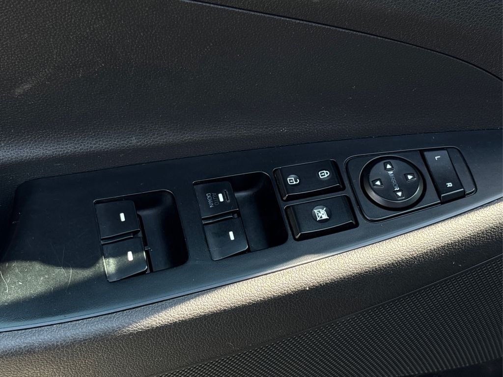 Vehicle image 28 of 33