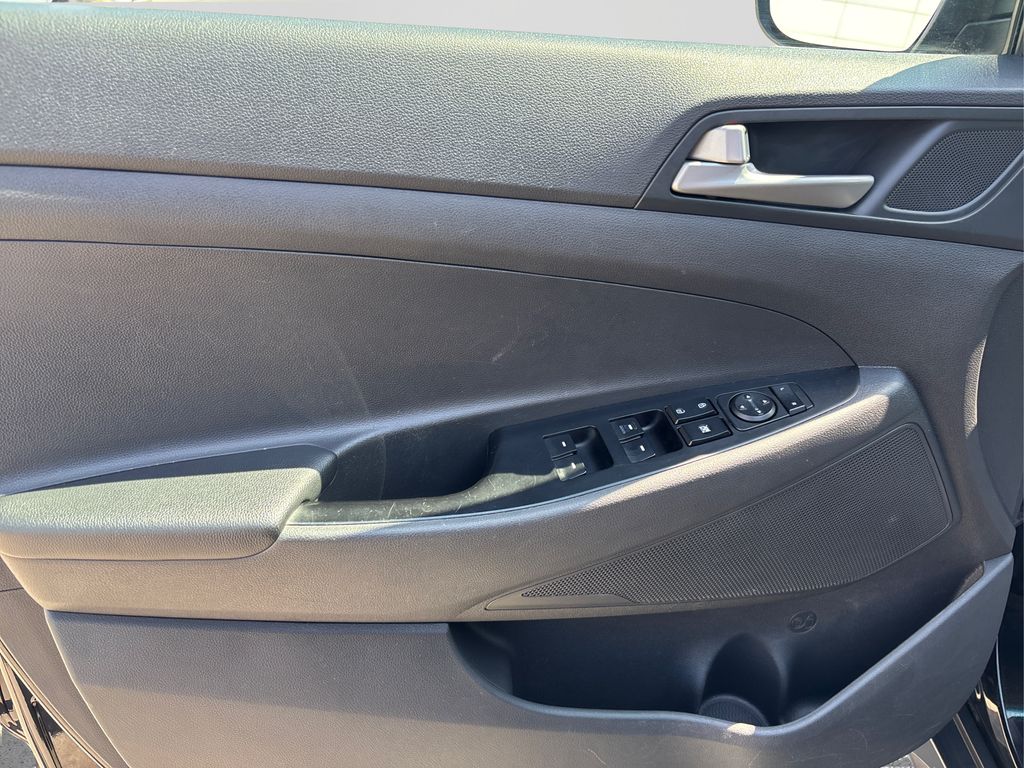 Vehicle image 23 of 33