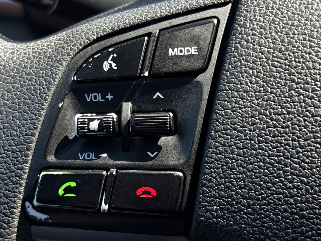 Vehicle image 25 of 33