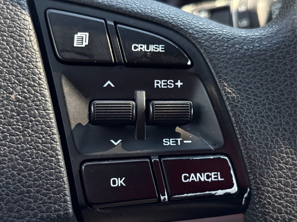 Vehicle image 31 of 33