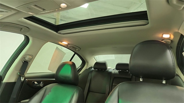 Vehicle image 17 of 25