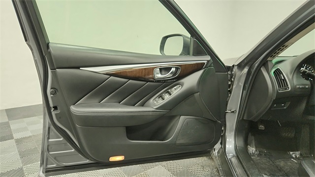 Vehicle image 16 of 25