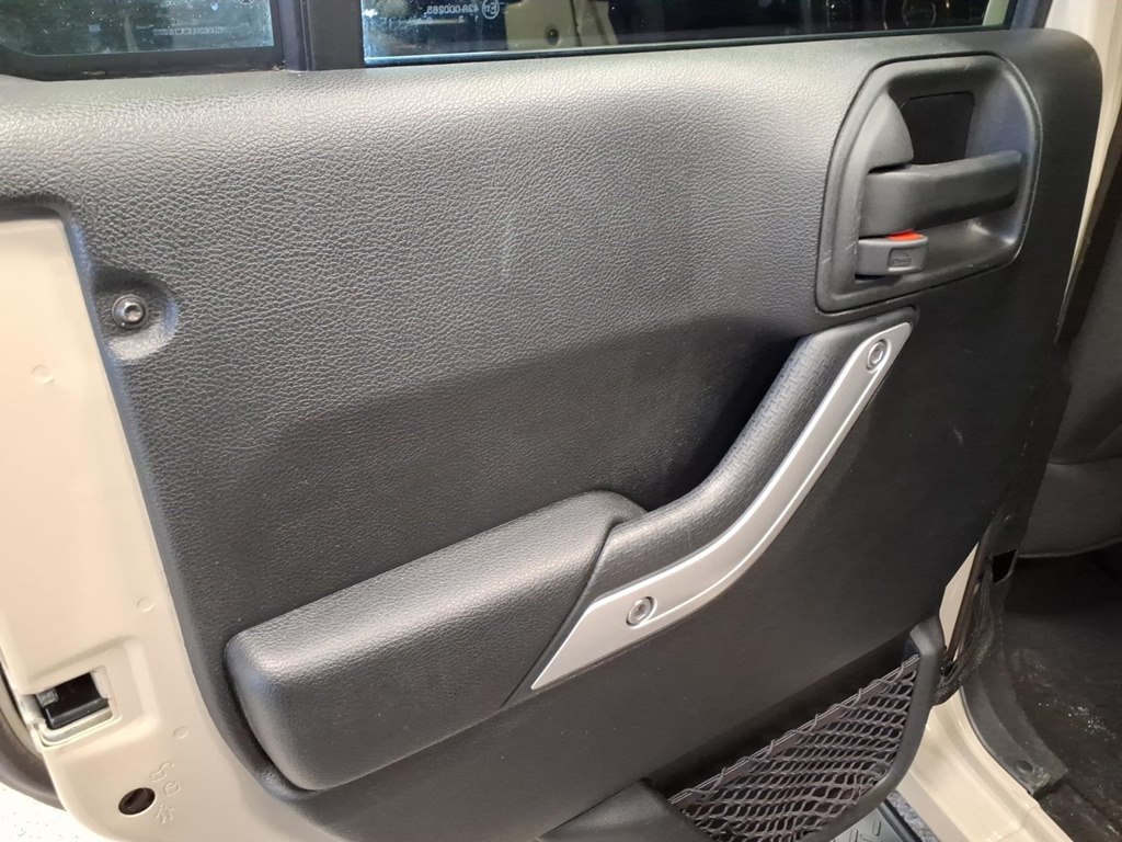 2018 Jeep Wrangler JK Unlimited Sahara Image 16 of 23