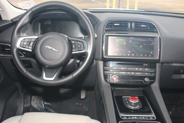 2018 Jaguar F-Pace 25t Prestige Image 15 of 29