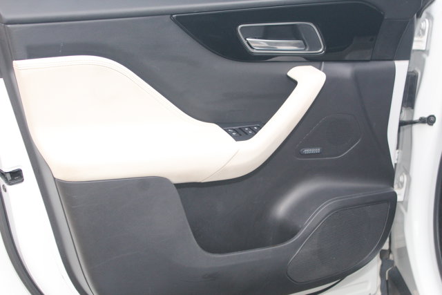 2018 Jaguar F-Pace 25t Prestige Image 23 of 29