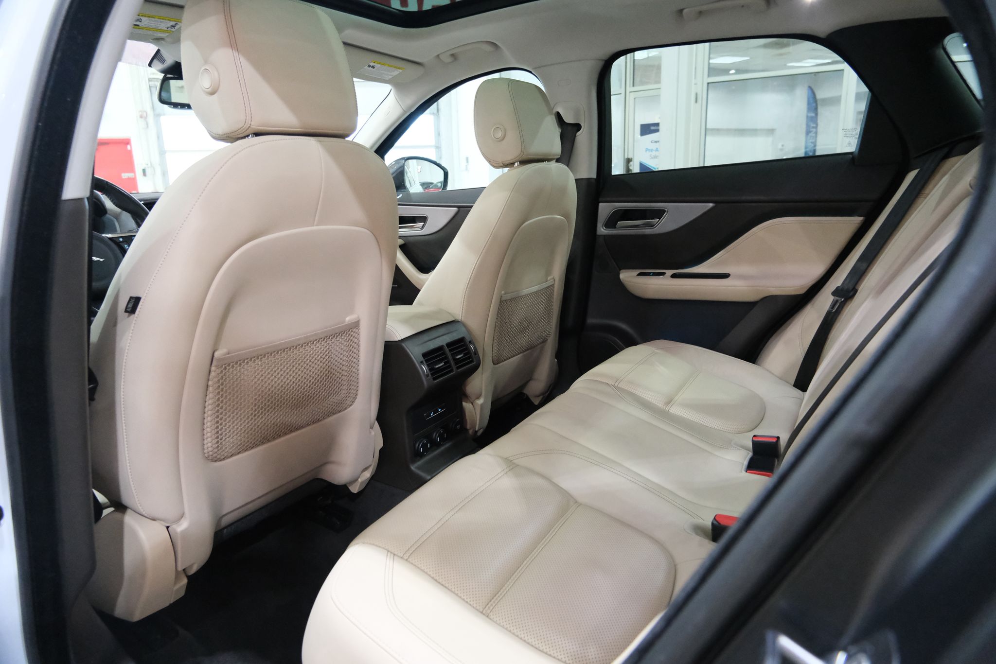 2018 Jaguar F-Pace 25t Prestige Image 16 of 41