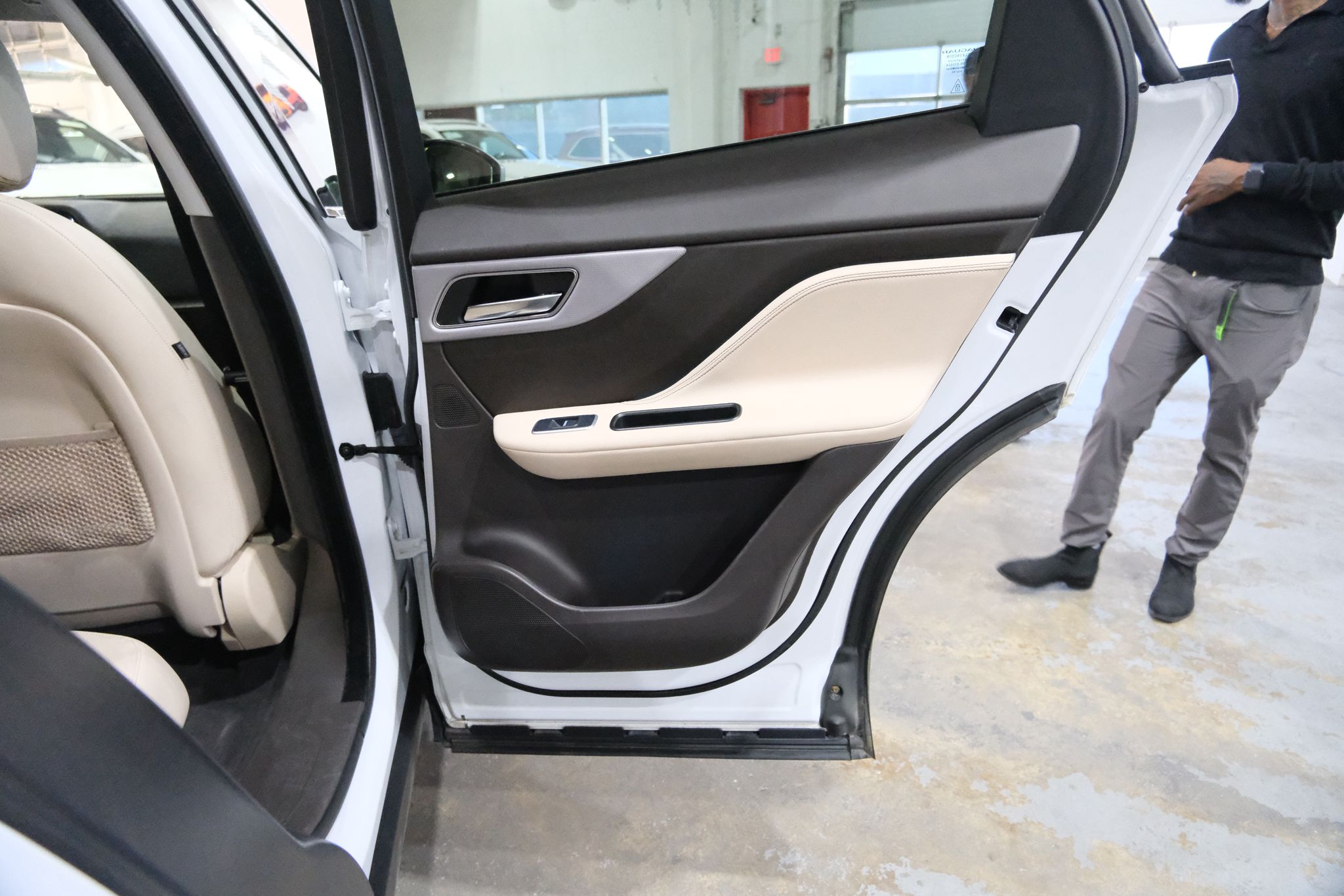 2018 Jaguar F-Pace 25t Prestige Image 19 of 41