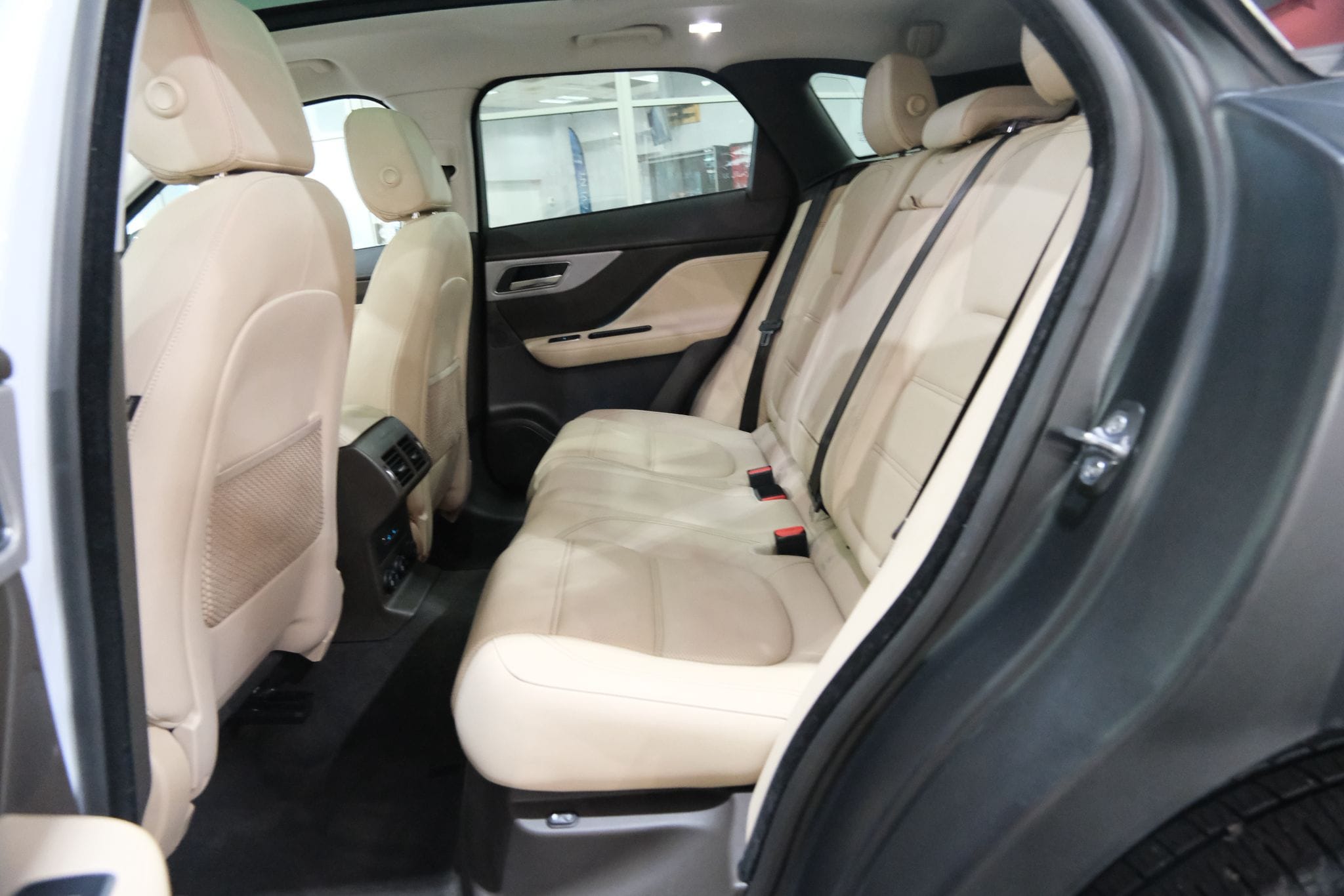 2018 Jaguar F-Pace 25t Prestige Image 15 of 41