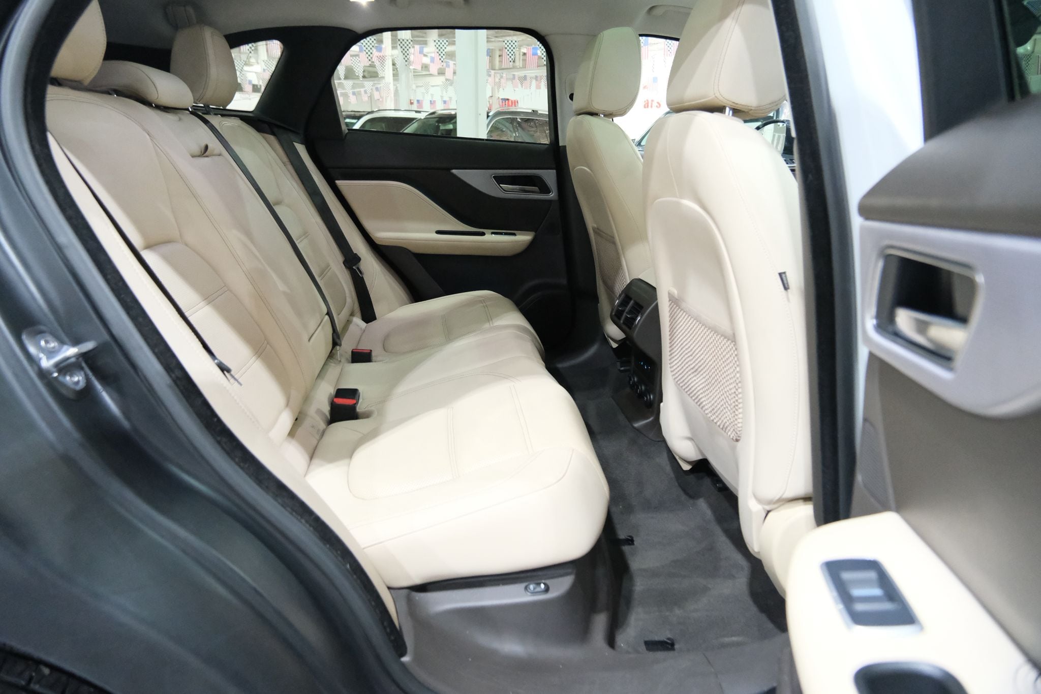 2018 Jaguar F-Pace 25t Prestige Image 18 of 41