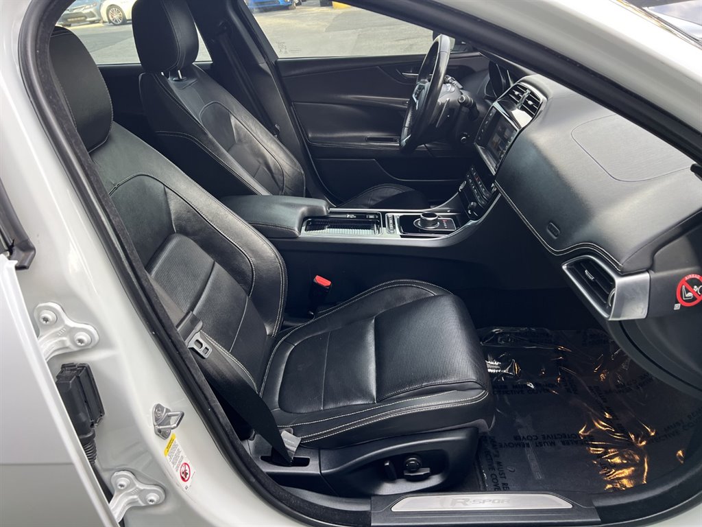 Vehicle image 15 of 32