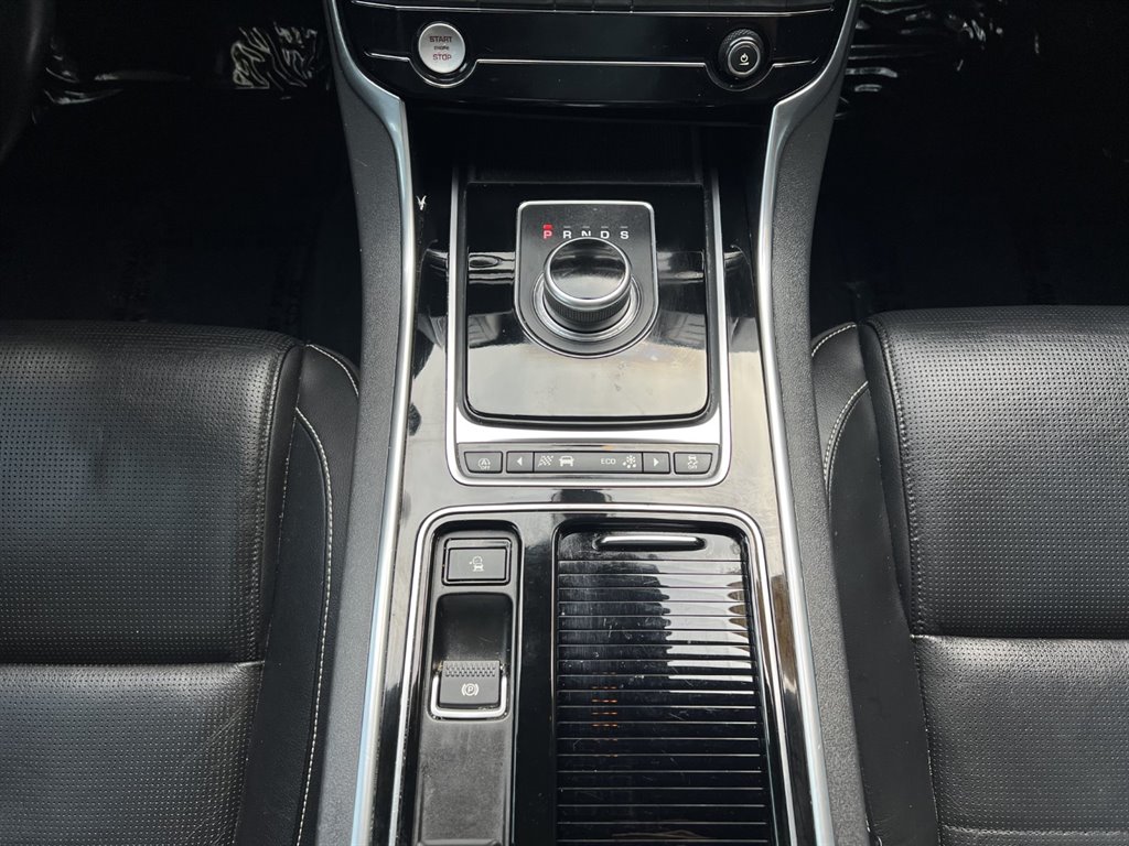 Vehicle image 25 of 32