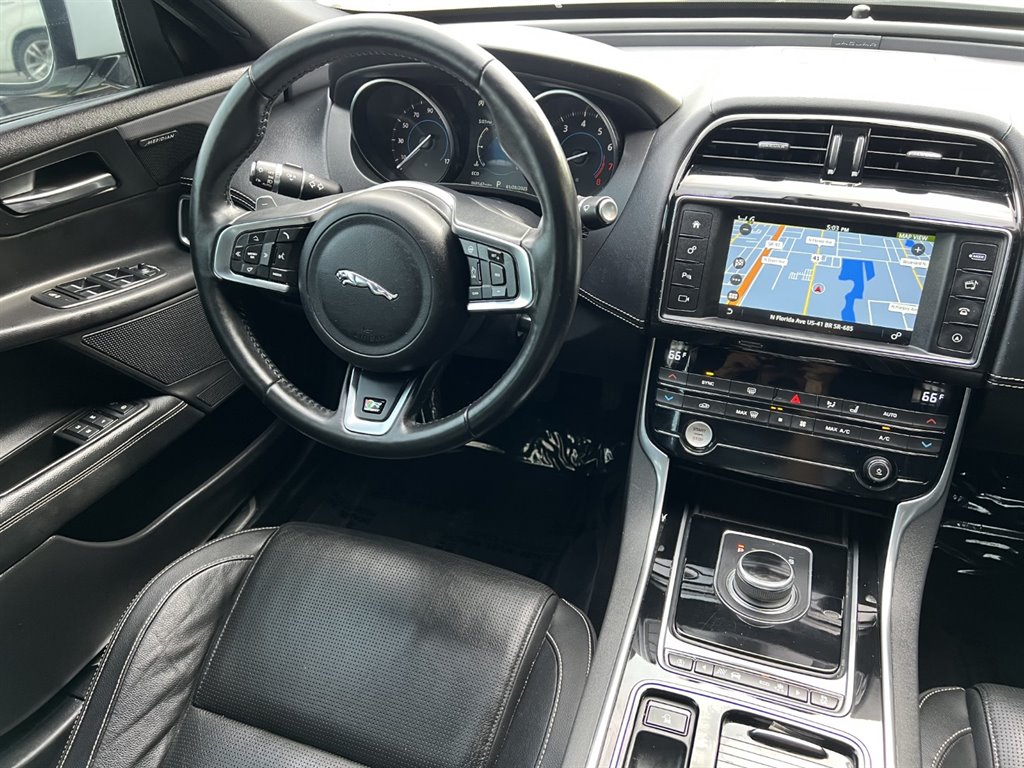 Vehicle image 20 of 32
