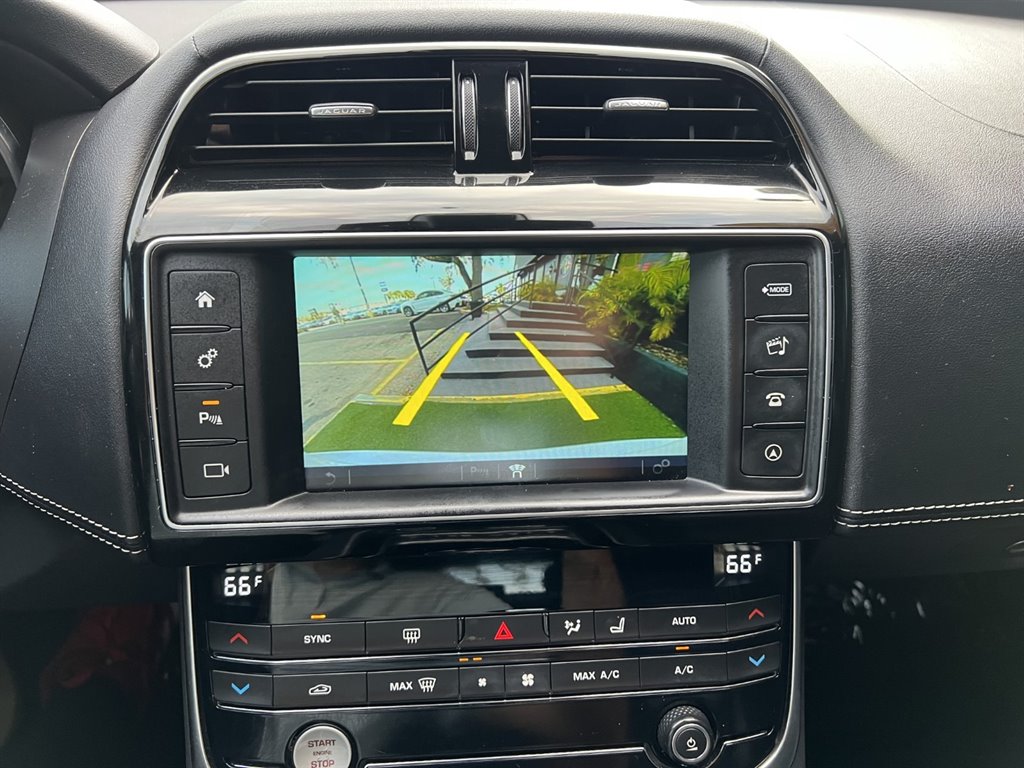 Vehicle image 26 of 32