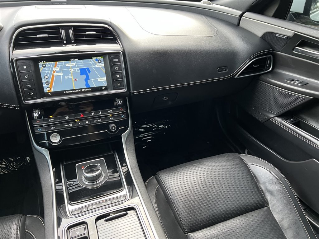 Vehicle image 21 of 32