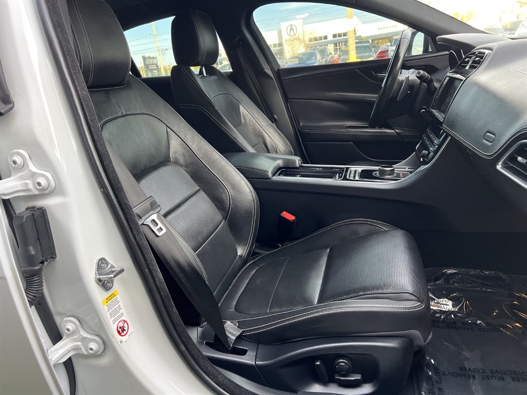 Vehicle image 16 of 32