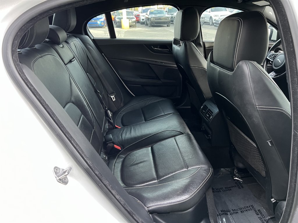 Vehicle image 14 of 32