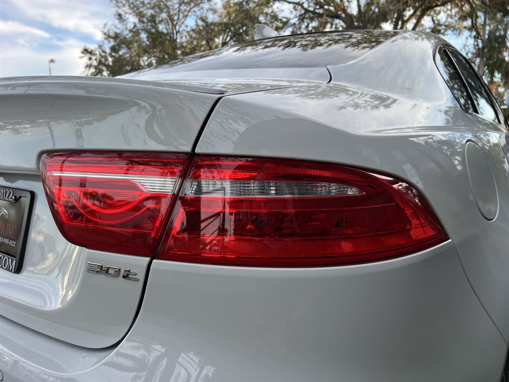 Vehicle image 10 of 32