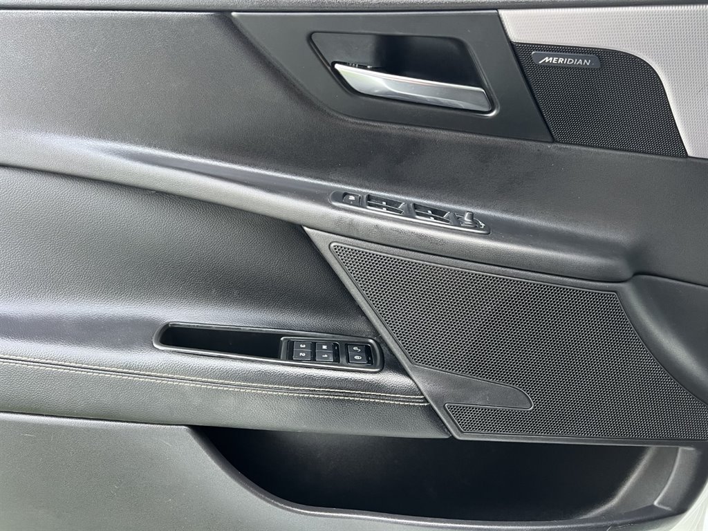 Vehicle image 27 of 32