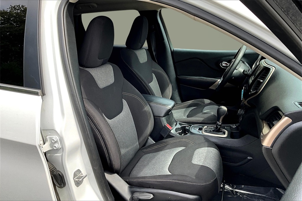 2018 Jeep Cherokee Latitude Image 9 of 28