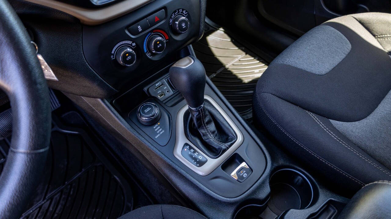 Vehicle image 25 of 27