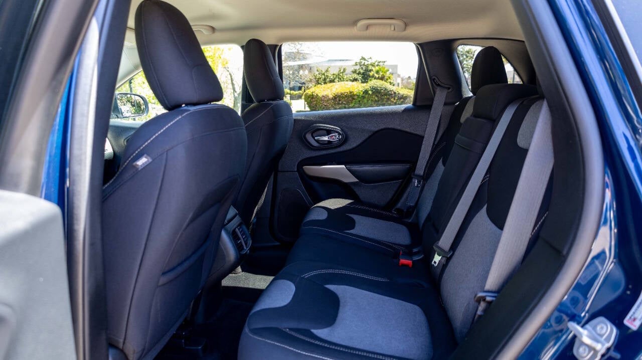 Vehicle image 23 of 27