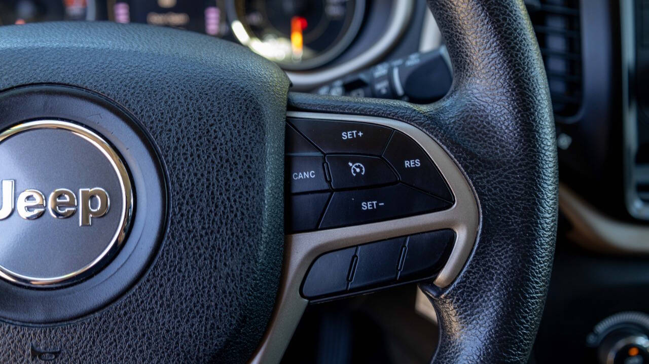 Vehicle image 17 of 27