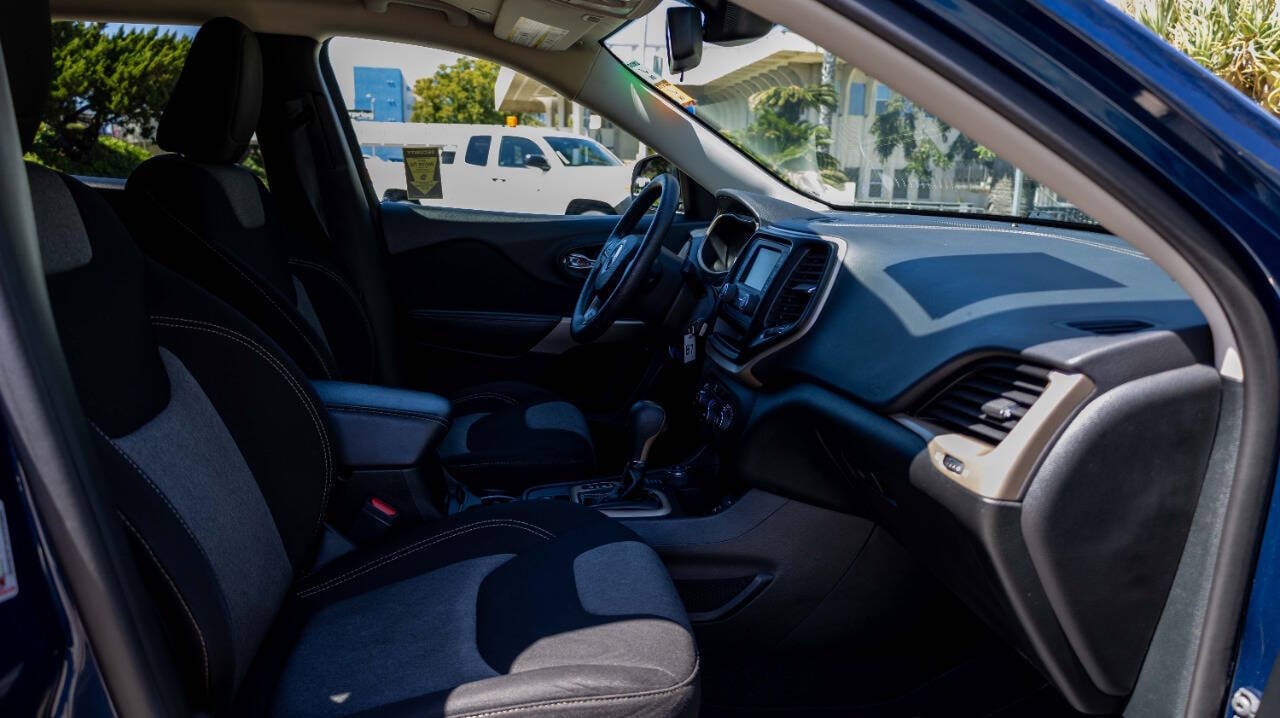 Vehicle image 13 of 27