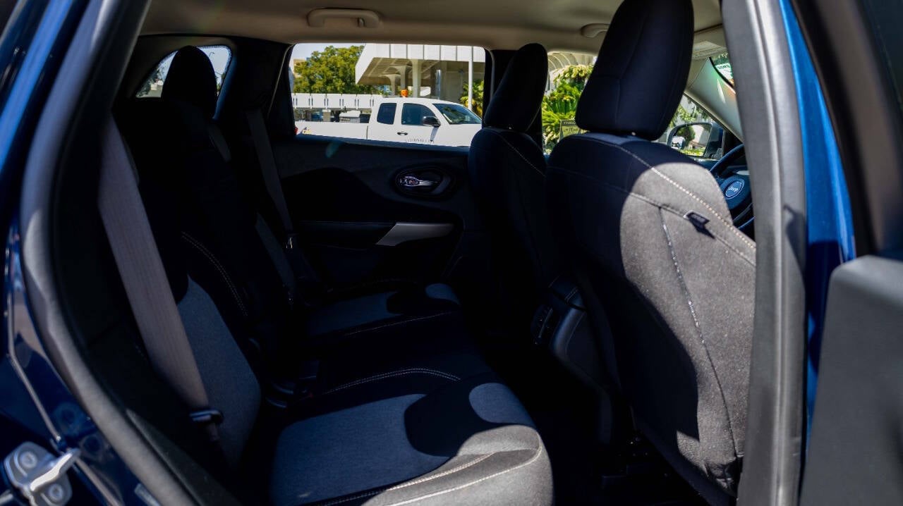 Vehicle image 12 of 27