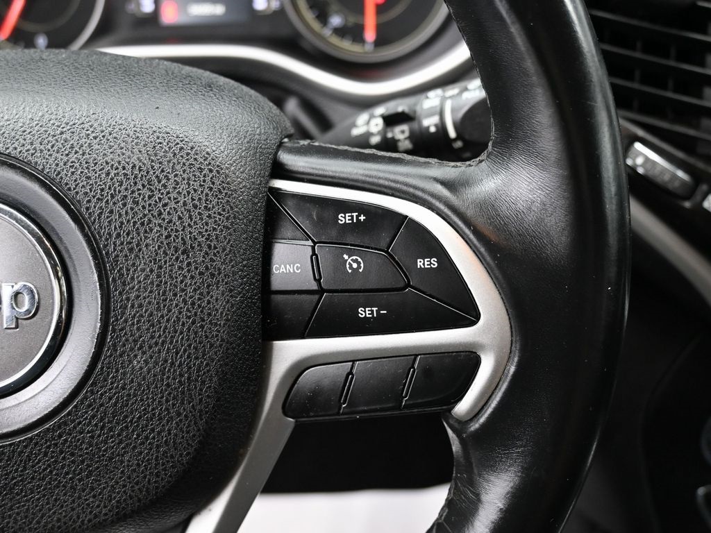 2018 Jeep Cherokee Latitude Plus Image 33 of 53