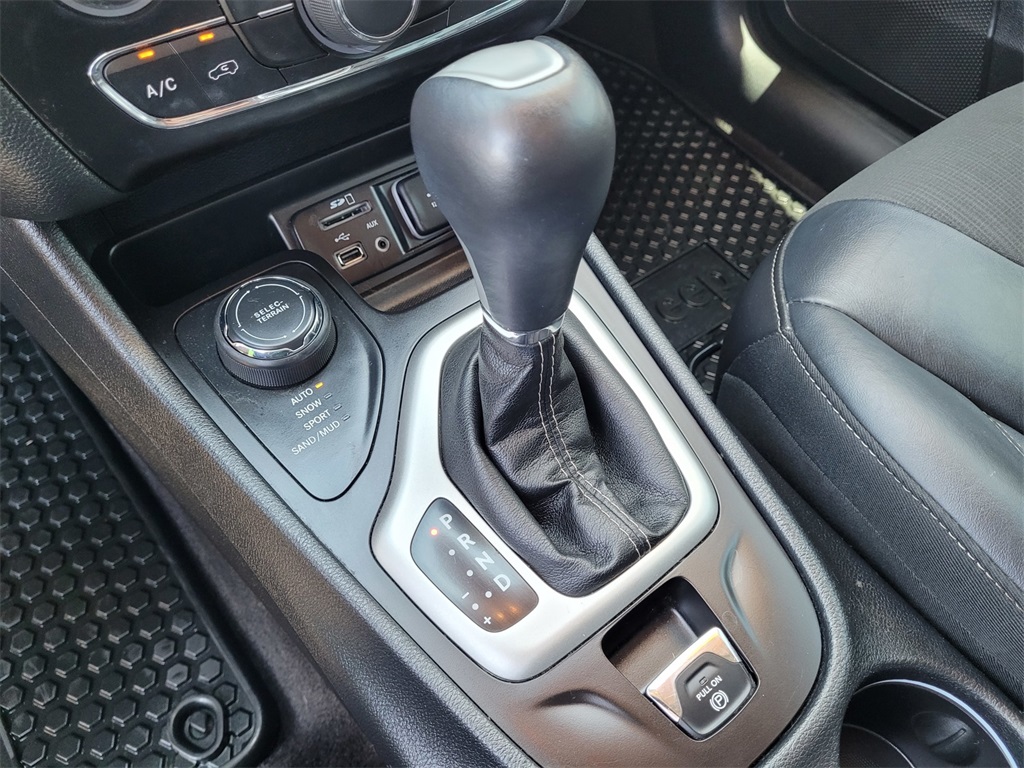 Vehicle image 19 of 24
