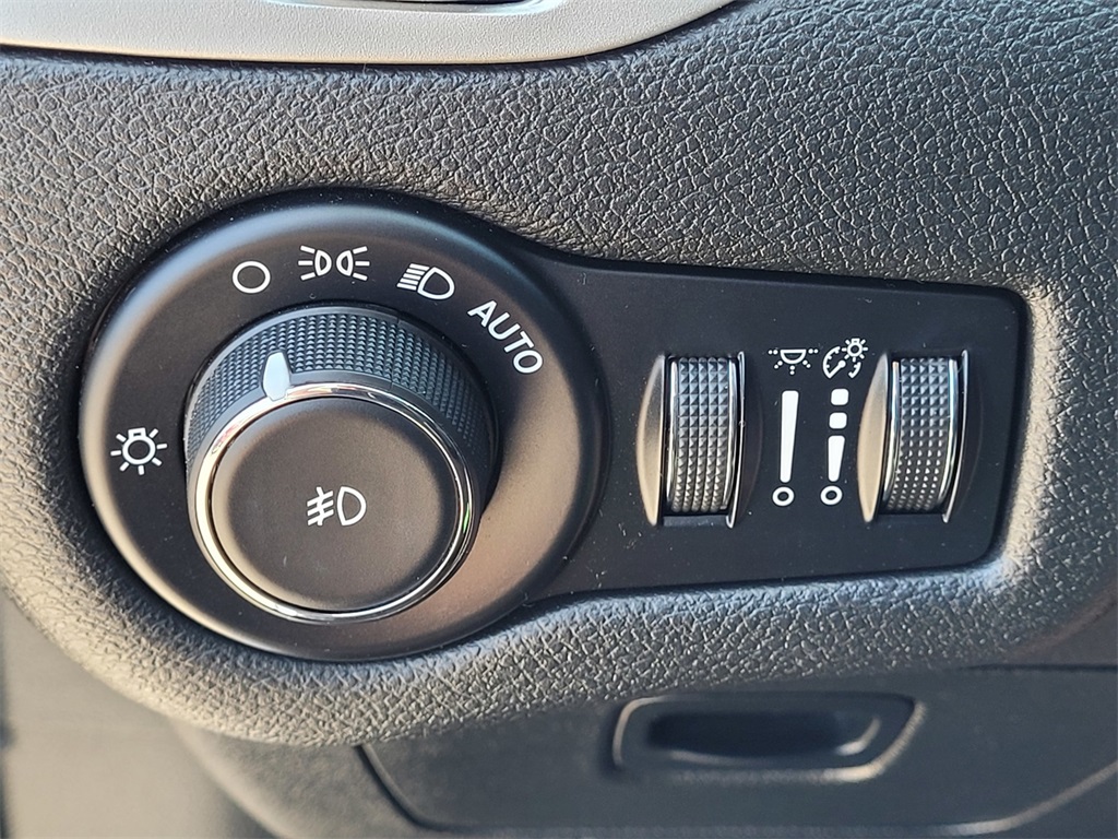 Vehicle image 21 of 24
