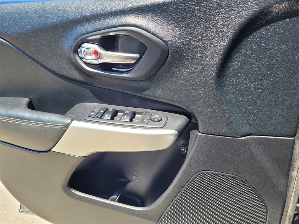 Vehicle image 14 of 24