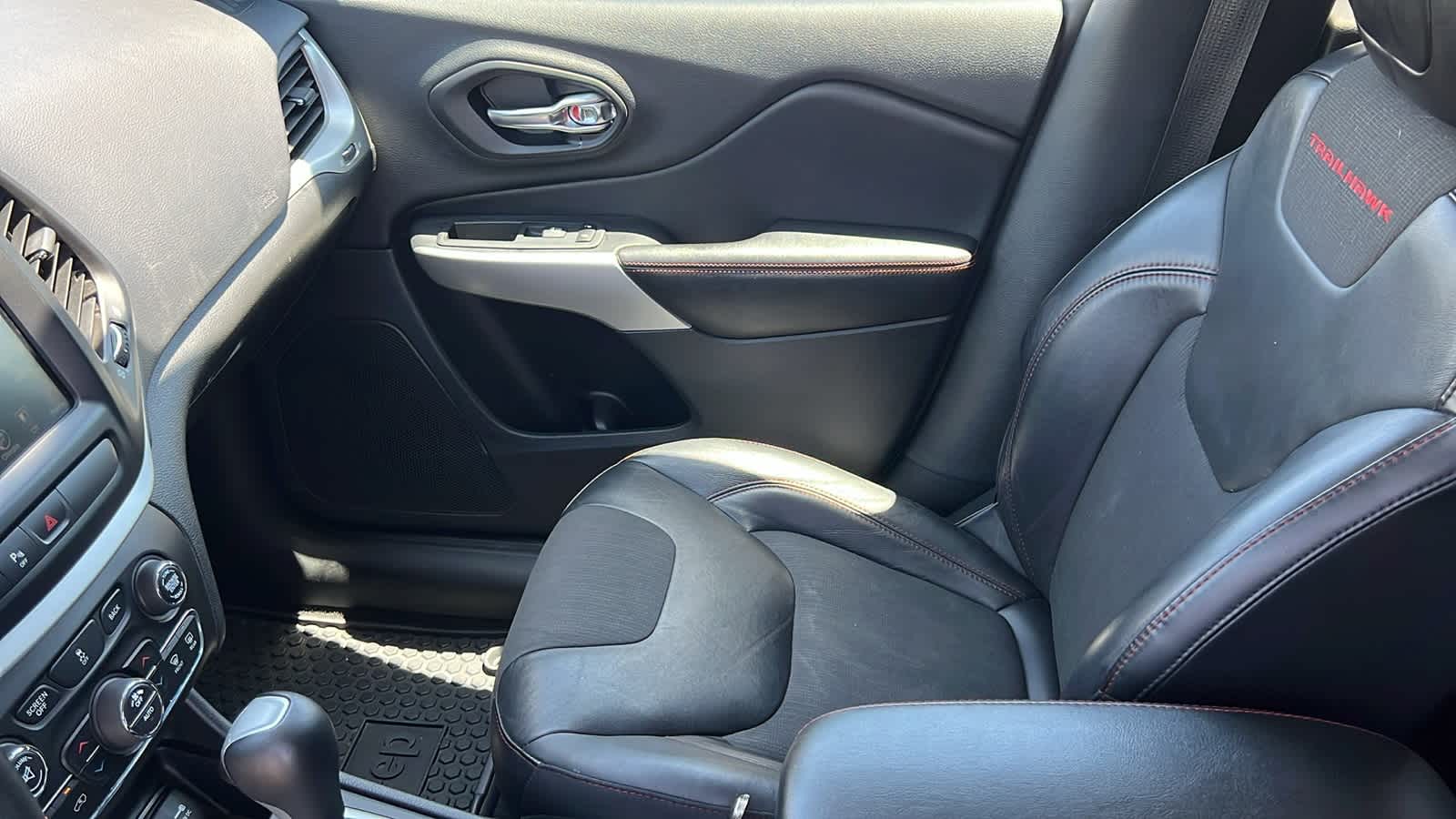 Vehicle image 28 of 30