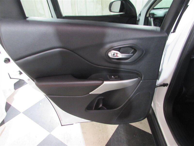 Vehicle image 14 of 29