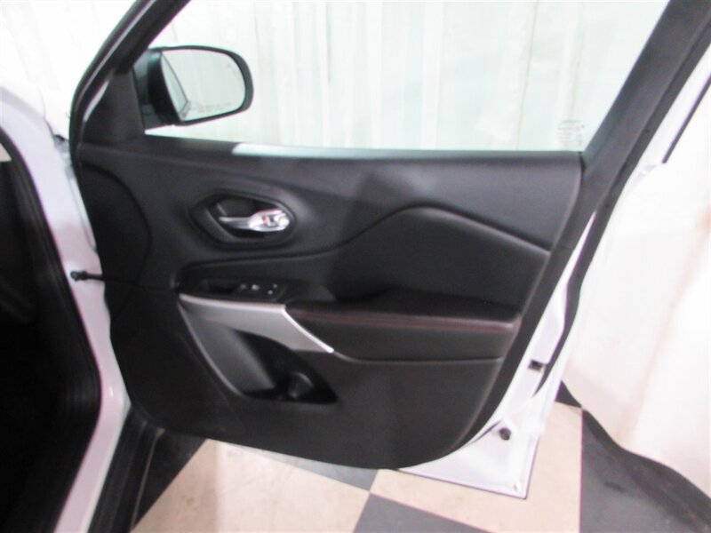 Vehicle image 19 of 29