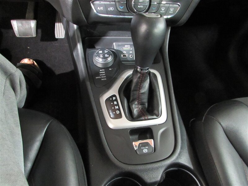 Vehicle image 23 of 29