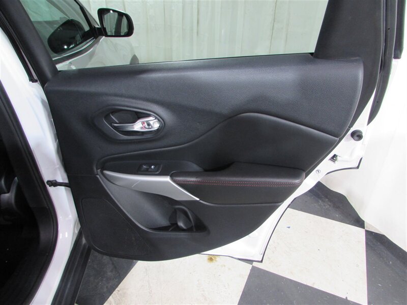 Vehicle image 17 of 29