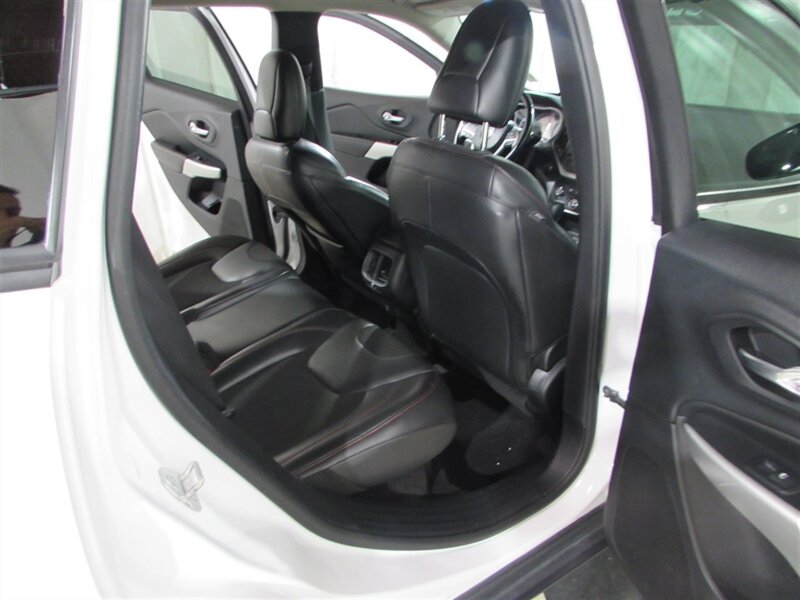 Vehicle image 16 of 29