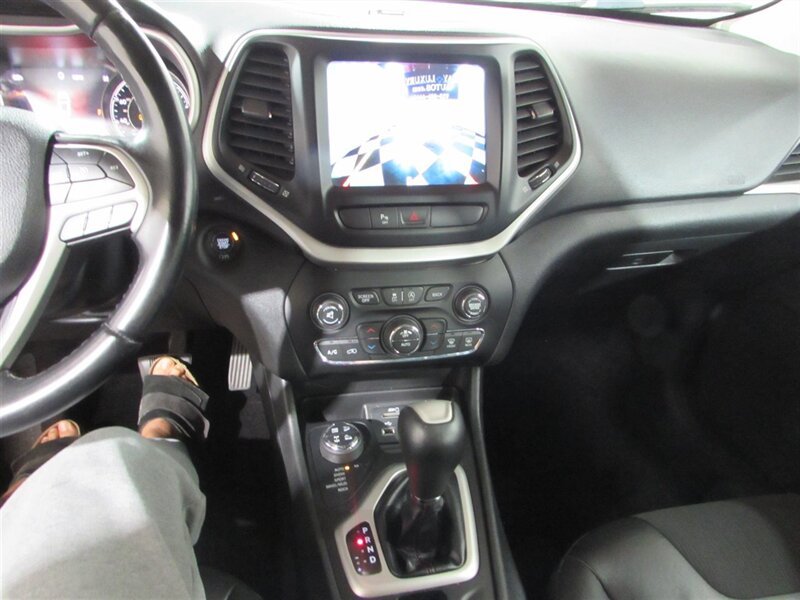 Vehicle image 25 of 29