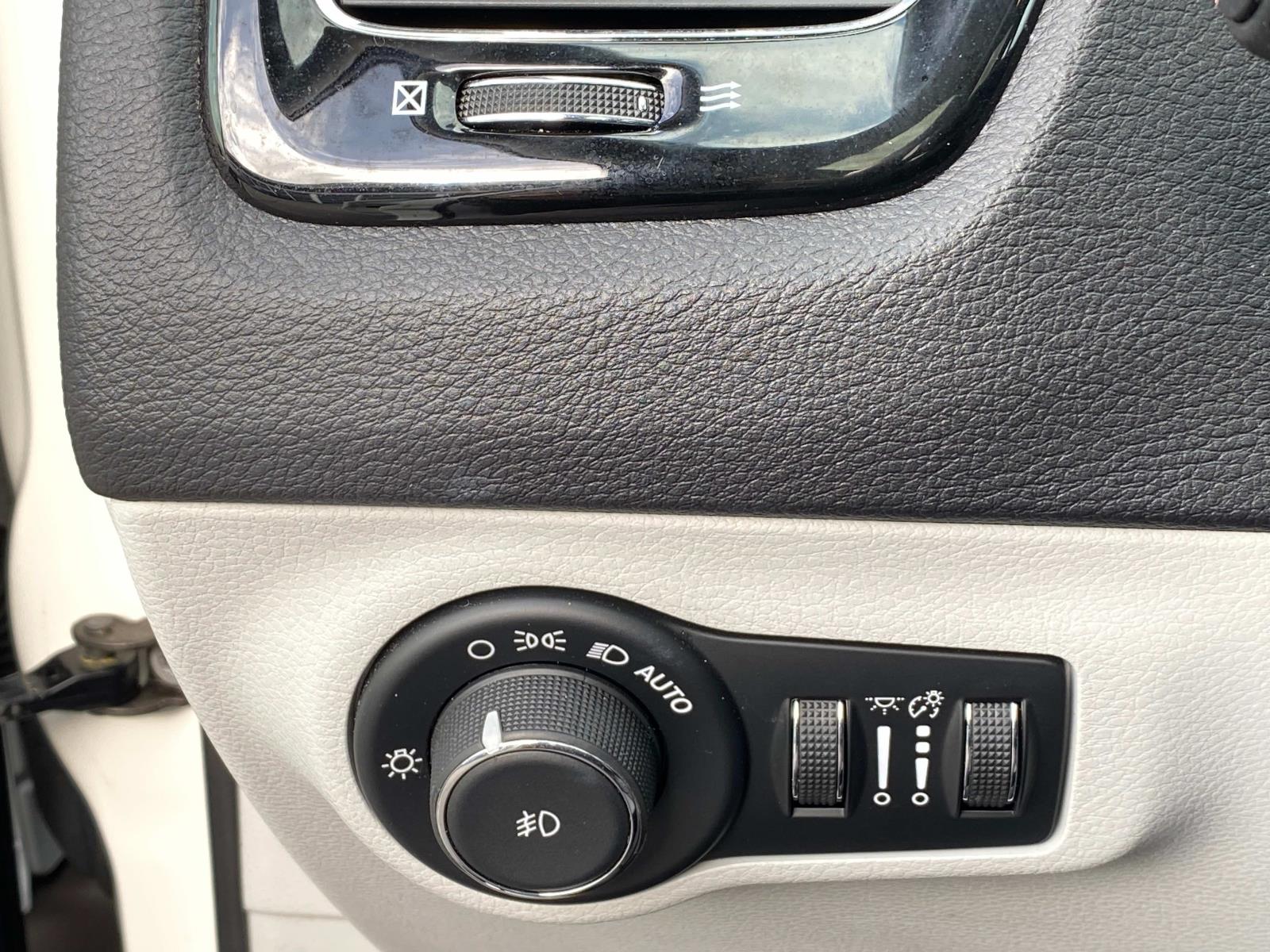 Vehicle image 21 of 29