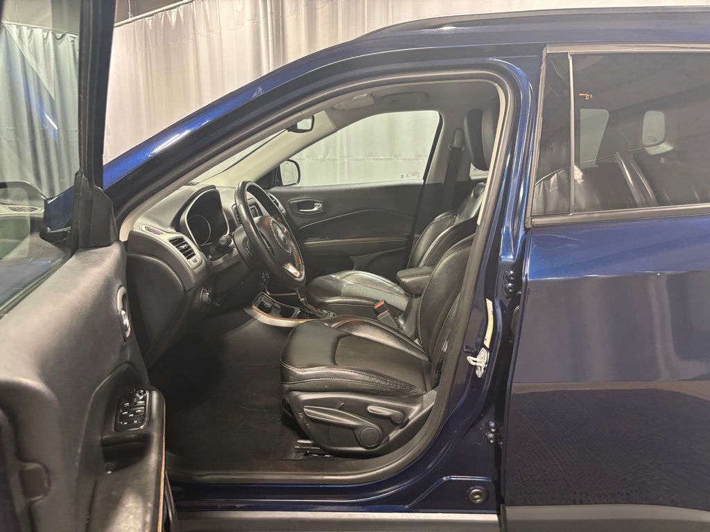 Vehicle image 29 of 33