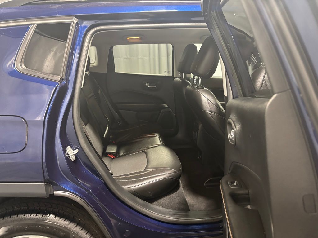 Vehicle image 15 of 33