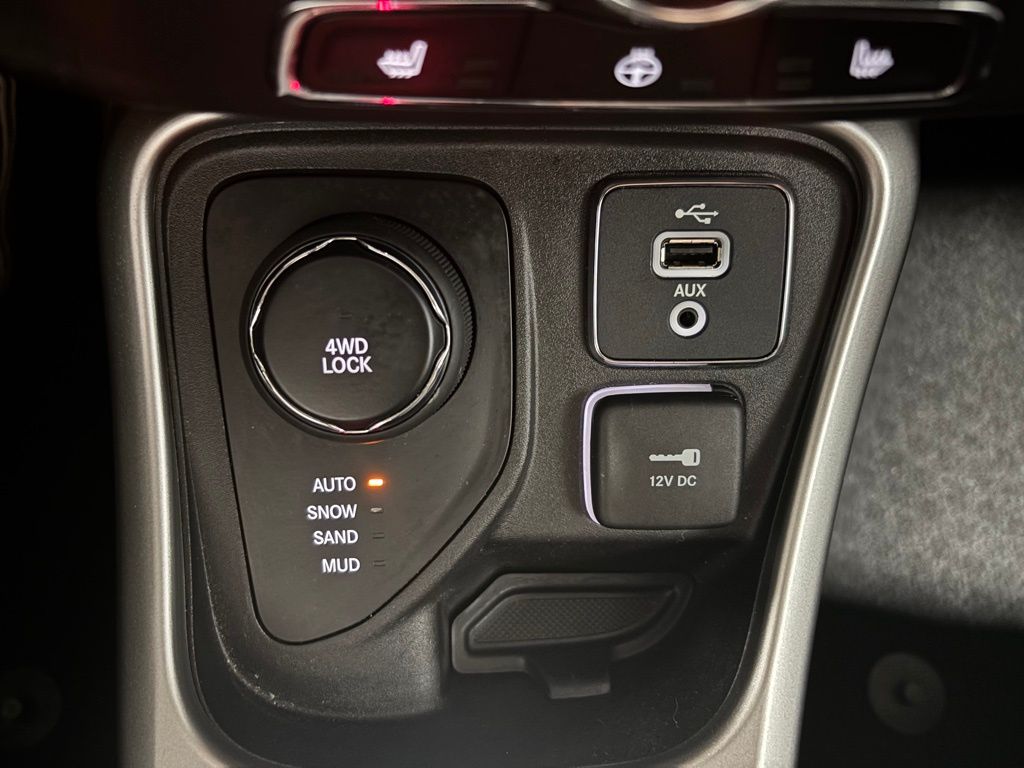 Vehicle image 27 of 33