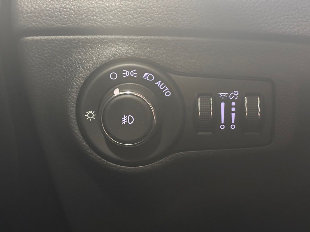 Vehicle image 31 of 33