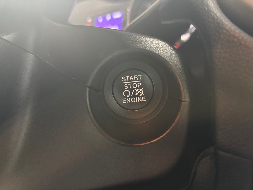 Vehicle image 23 of 33