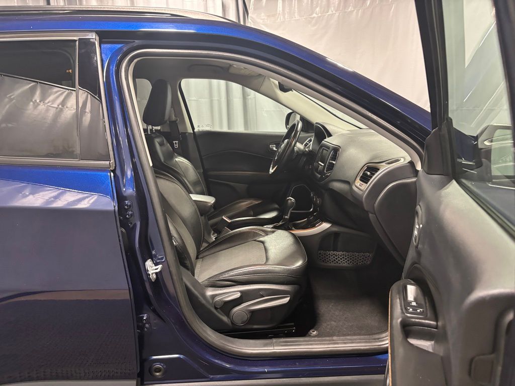 Vehicle image 28 of 33