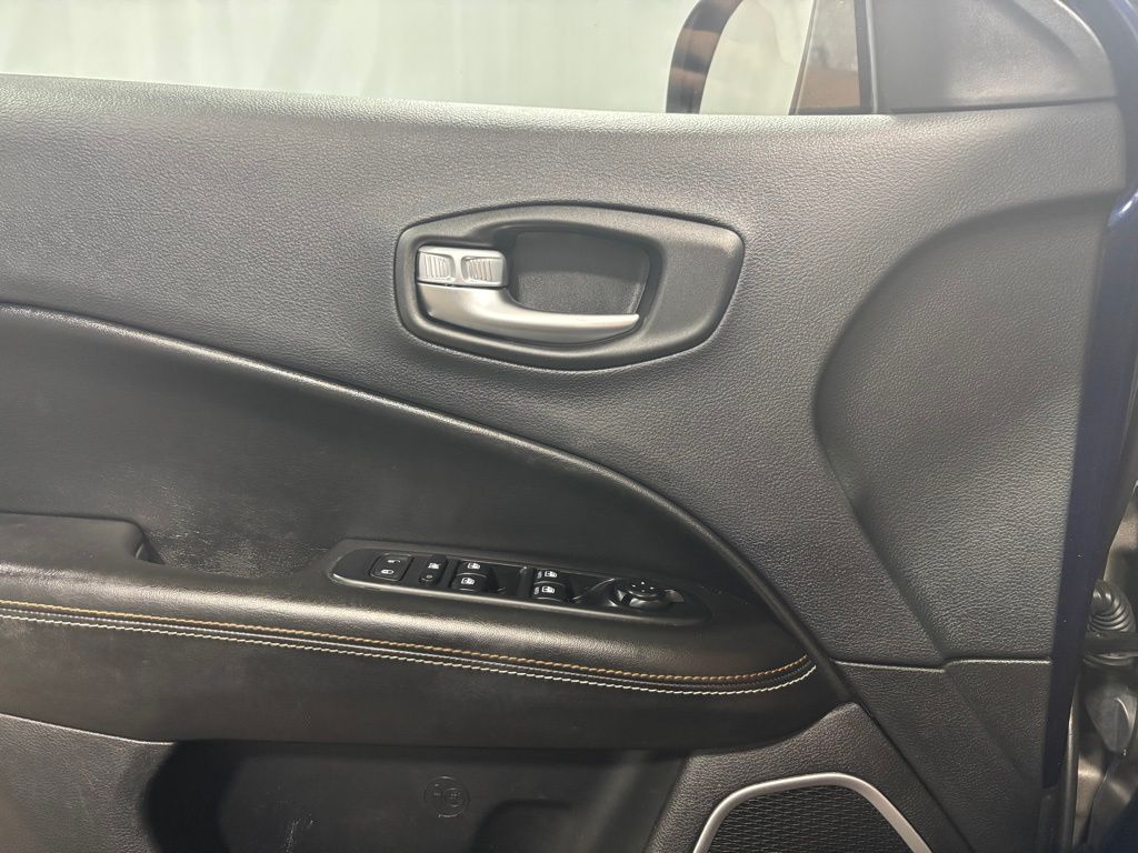 Vehicle image 21 of 33