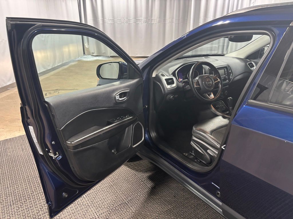 Vehicle image 17 of 33