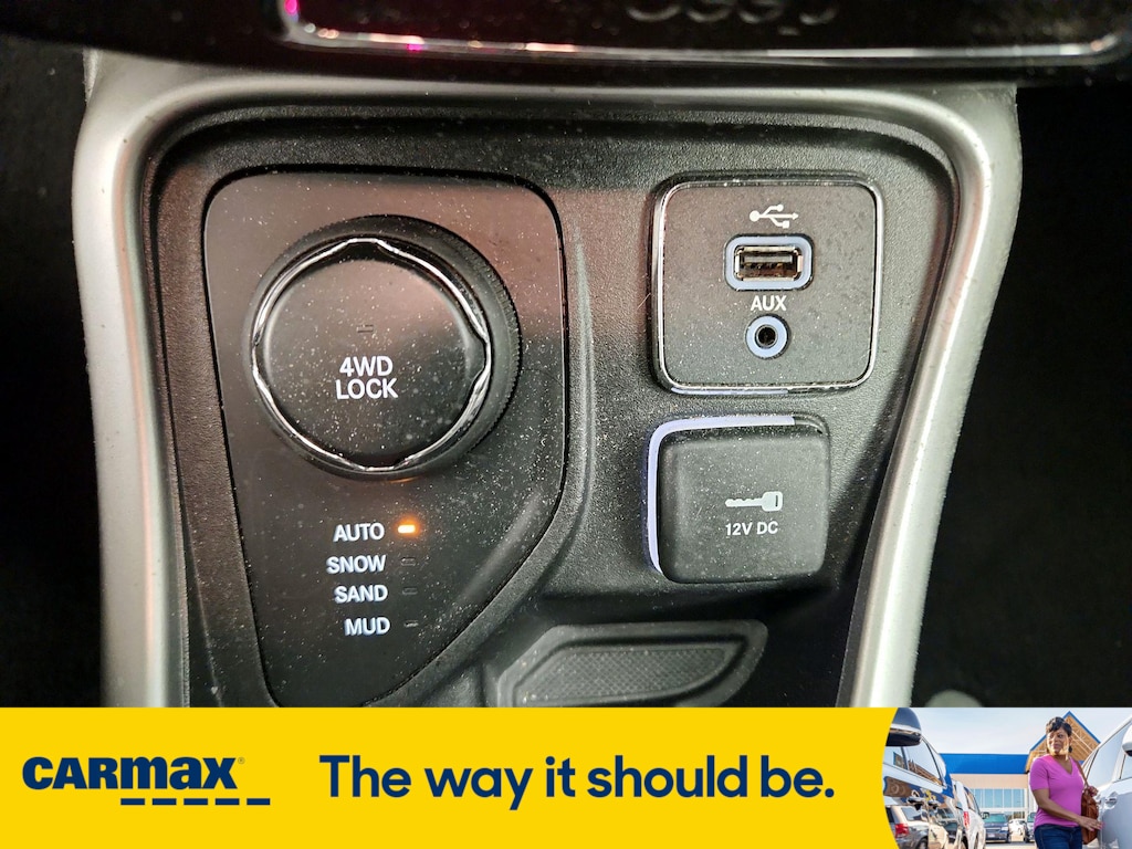 Vehicle image 21 of 29